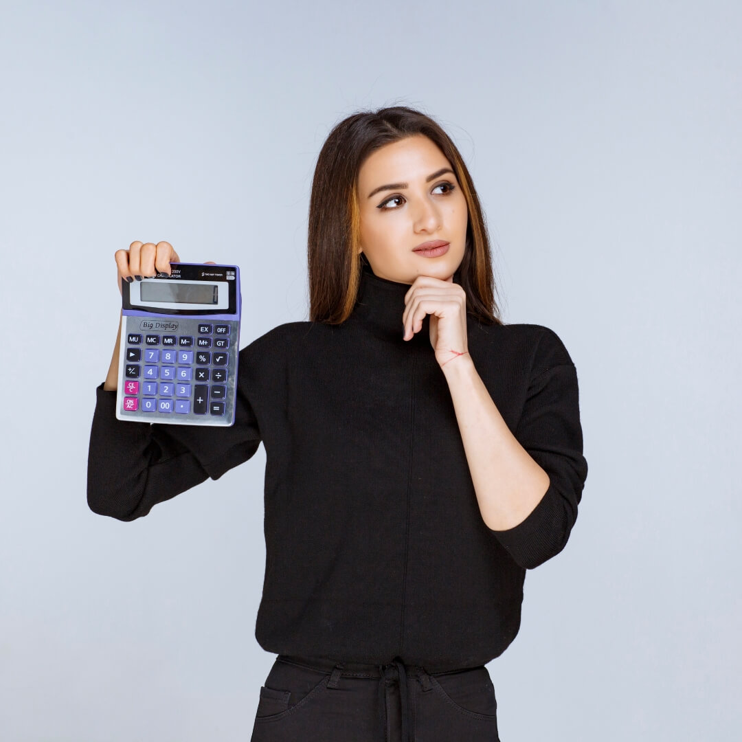 mulher segurando uma calculadora para falar sobre imposto de doação de imóvel