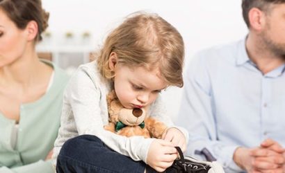 menina segurando um cachorrinho de pelúcia com os pais olhando em direções opostas tratando sobre guarda compartilhada e pensão alimentícia