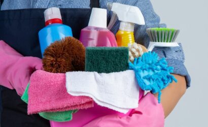 mulher segurando produtos de limpeza - tema: auxiliar de limpeza tem direito a insalubridade?