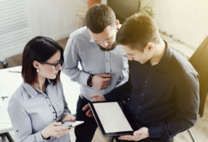advogados reunidos vendo um tablet estudando se mandado de segurança precisa de advogado
