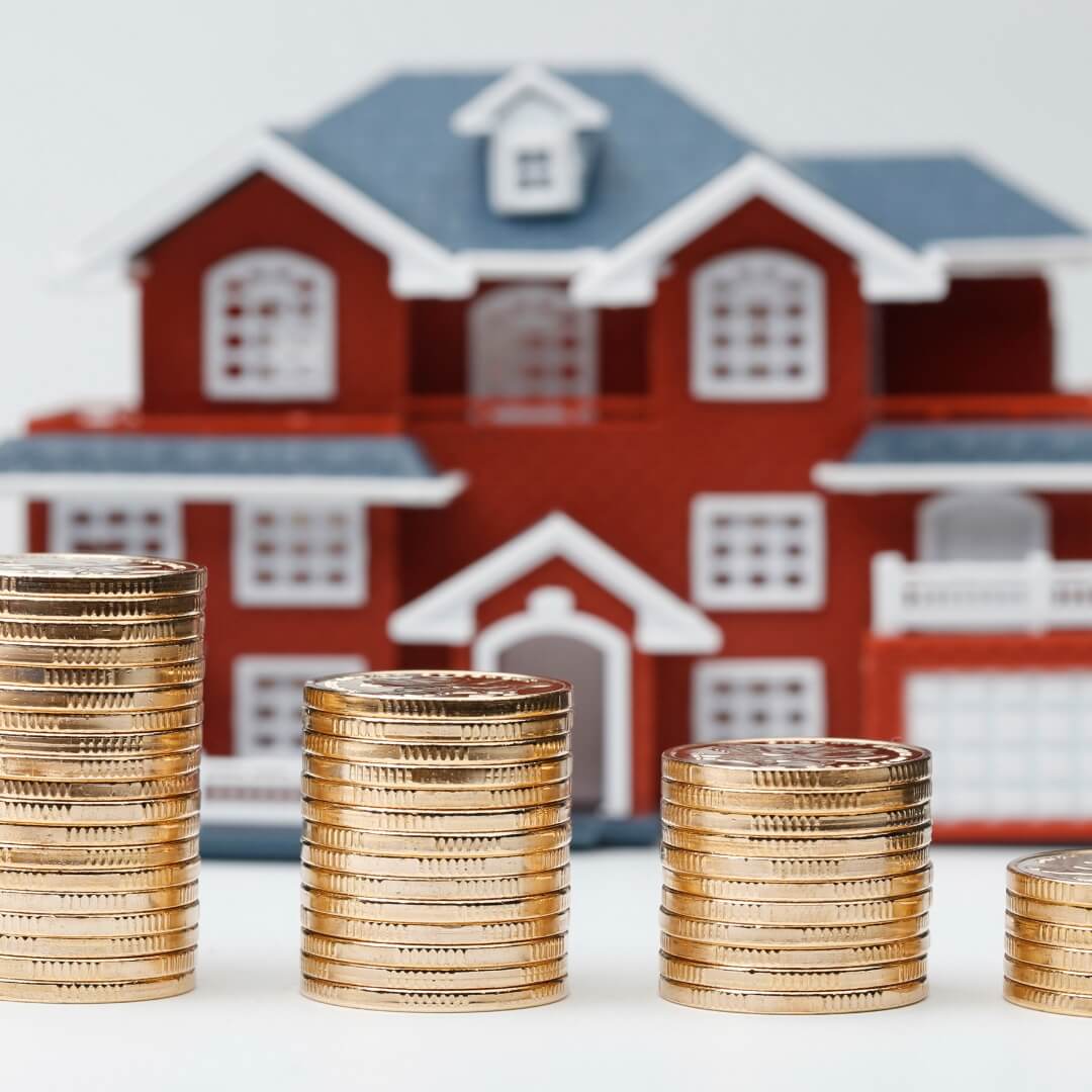 foto de uma casa vermelha com moedas na frente ilustrando o que é valor venal do imóvel